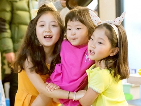 Chị em sao nhí Bố Ơi Mình Đi Đâu Thế "trổ mã" mỹ nhân: Người xinh như Haerin (NewJeans), người như bản sao Suri Cruise- Ảnh 2.