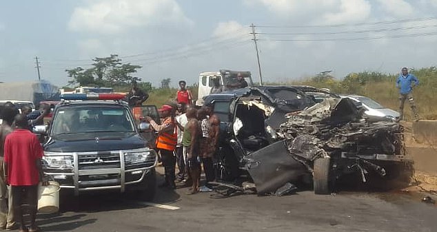 Chiếc Lexus nát bét sau tai nạn thảm khốc: Võ sĩ nổi tiếng thoát chết thần kì, hai người bạn thân tử vong tại chỗ- Ảnh 1.