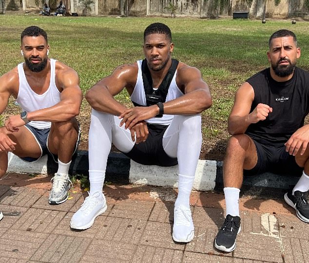 Chiếc Lexus nát bét sau tai nạn thảm khốc: Võ sĩ nổi tiếng thoát chết thần kì, hai người bạn thân tử vong tại chỗ- Ảnh 10.