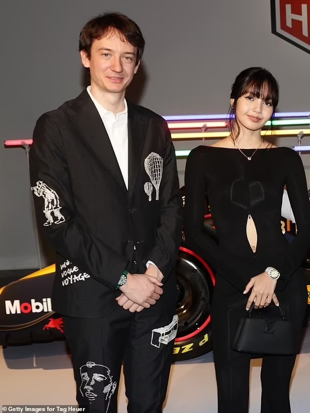 Bùng nổ tin Lisa (BLACKPINK) bí mật kết hôn với bạn trai tài phiệt ở Pháp, sắp giải nghệ để mang thai?- Ảnh 1.