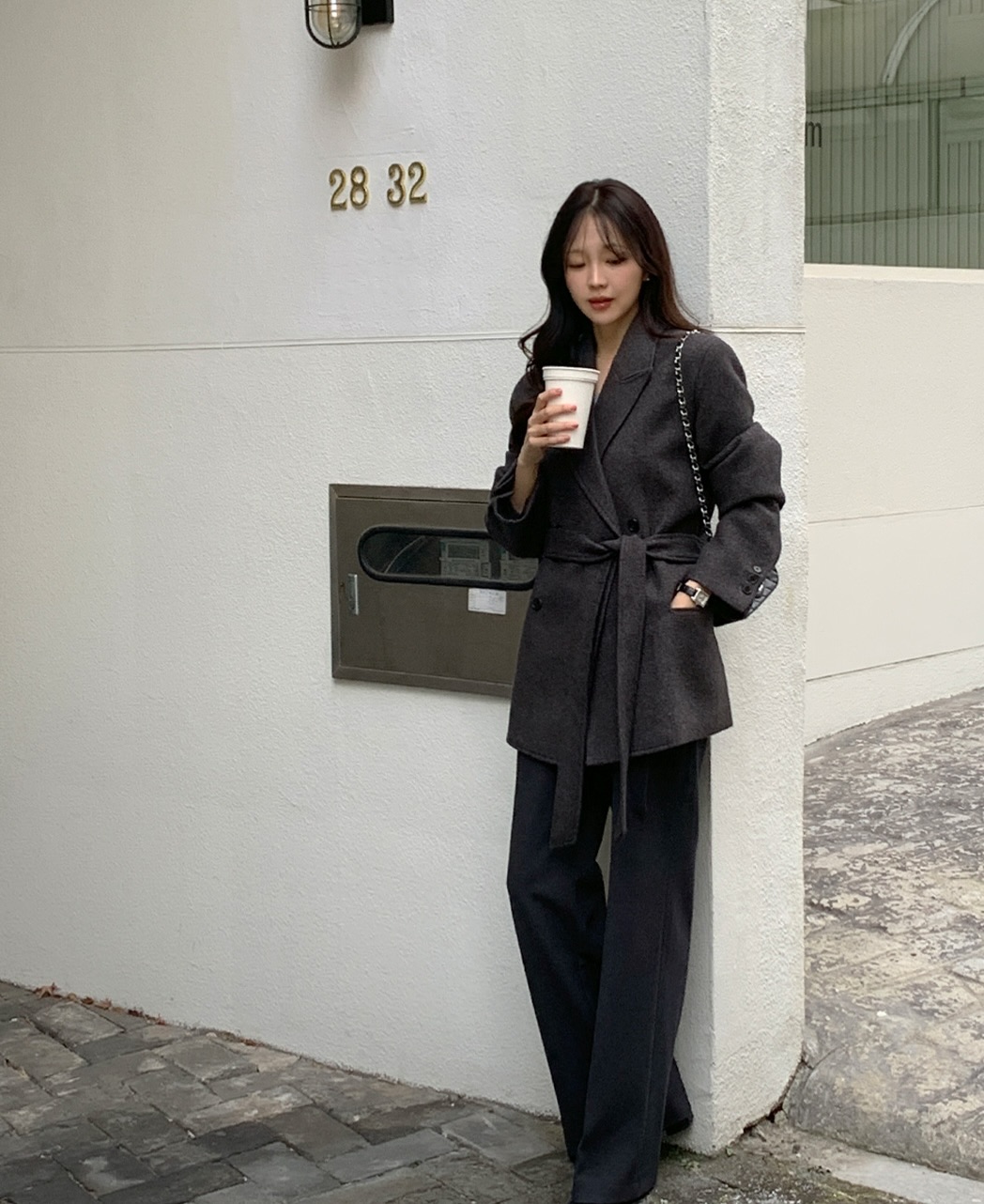 4 kiểu áo khoác hoàn hảo cho nàng có chiều cao khiêm tốn: Mẫu số 2 đặc biệt sang chảnh và long lanh- Ảnh 6.