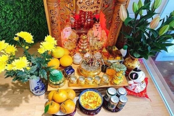 Tại sao bàn thờ Thần Tài luôn có bát nước thả hoa?- Ảnh 2.