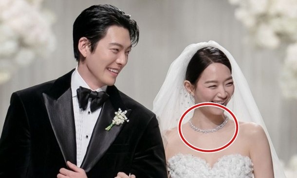 Lần đầu lộ chi tiết "đắt giá" trong buổi chụp ảnh cưới Shin Min Ah - Kim Woo Bin- Ảnh 4.