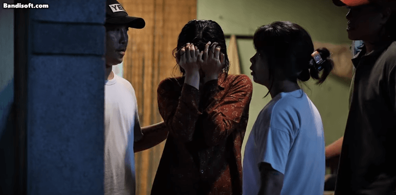 1 nữ diễn viên Việt khóc nức nở đòi bỏ vai, còn đẩy ngã bạn diễn bị thương vì quá áp lực- Ảnh 1.