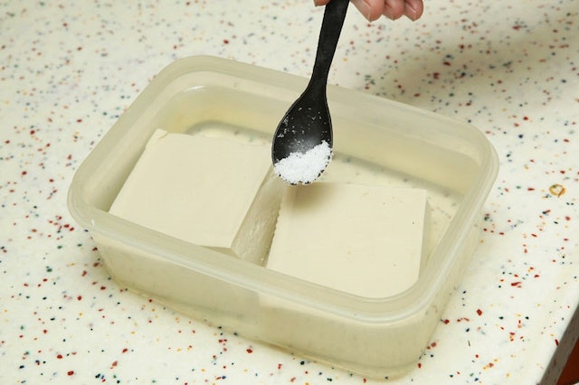 Lúc nào cho muối khi nấu ăn là chuẩn?- Ảnh 3.