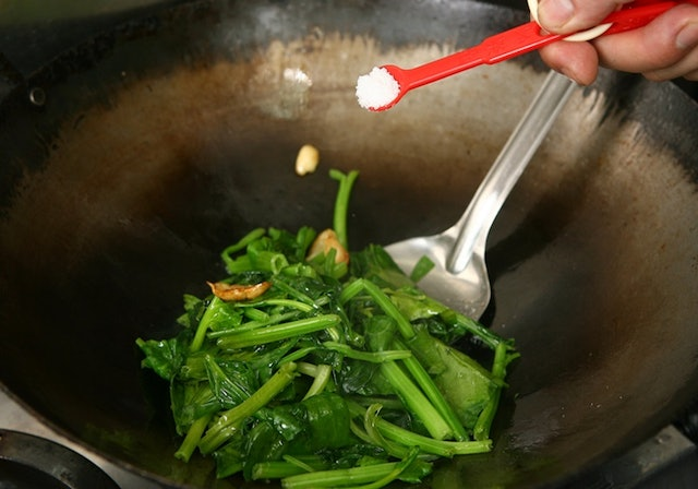 Lúc nào cho muối khi nấu ăn là chuẩn?- Ảnh 2.