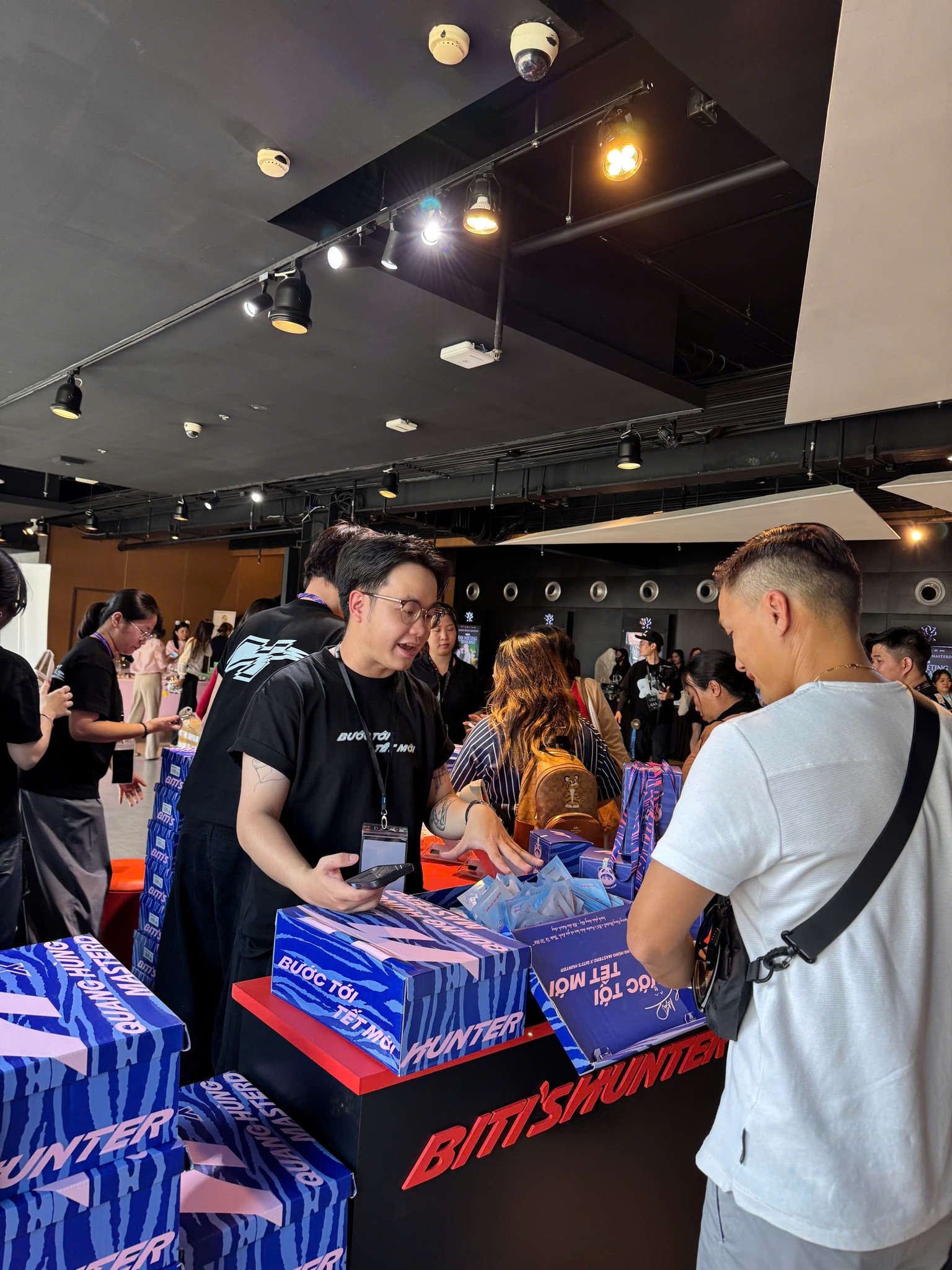 Có gì trong bộ merch viral toàn cõi mạng đến từ Quang Hùng MasterD và Biti’s Hunter?- Ảnh 4.