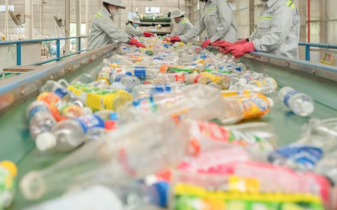 Rác nhựa: Tài nguyên đang bị bỏ phí vào thùng rác- Ảnh 1.