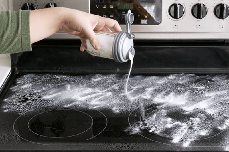 Chỉ vì trộn baking soda với giấm, nhiều người làm hỏng cả mặt bếp: Hóa ra hỗn hợp này không hề “thần thánh”- Ảnh 1.