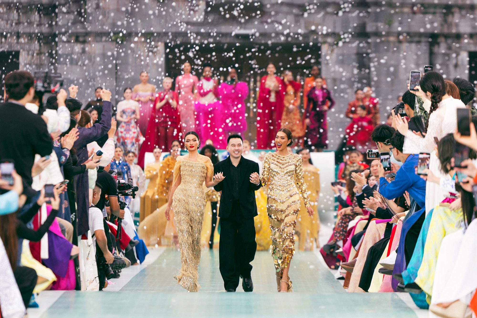 Show của NTK Lê Thanh Hòa tại Hoàng thành Huế: Khoảnh khắc ảo diệu chưa từng có tại show thời trang- Ảnh 11.