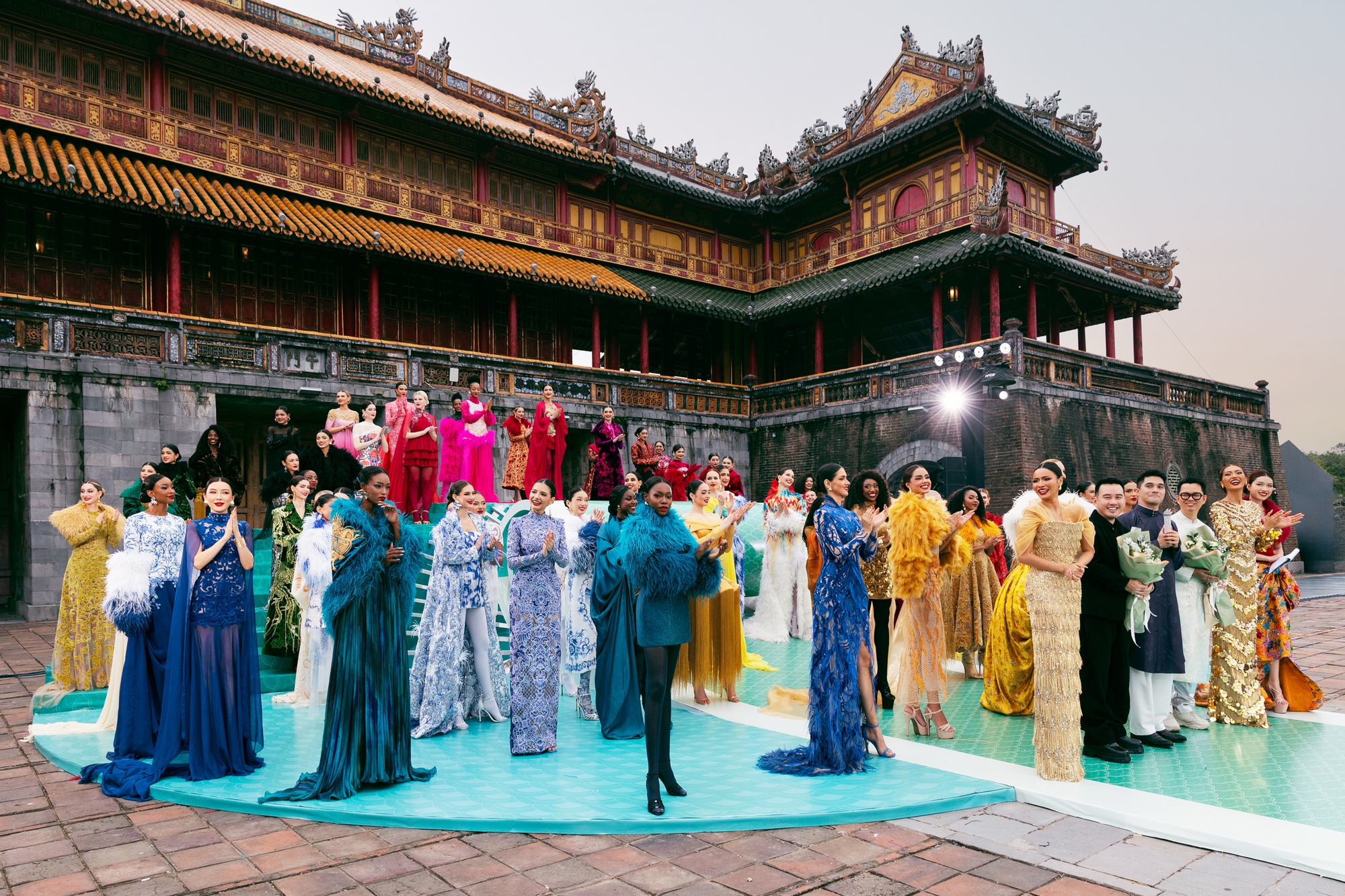 Show của NTK Lê Thanh Hòa tại Hoàng thành Huế: Khoảnh khắc ảo diệu chưa từng có tại show thời trang- Ảnh 16.