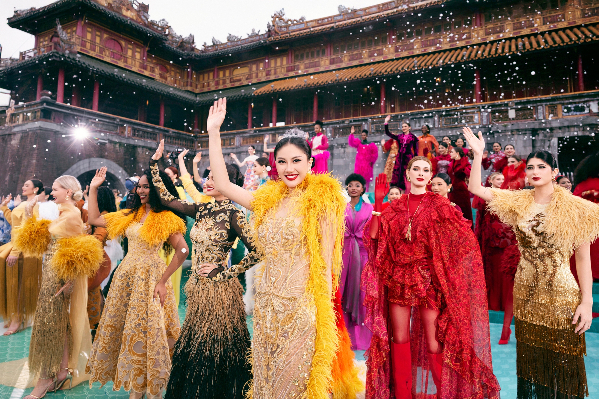 Show của NTK Lê Thanh Hòa tại Hoàng thành Huế: Khoảnh khắc ảo diệu chưa từng có tại show thời trang- Ảnh 22.