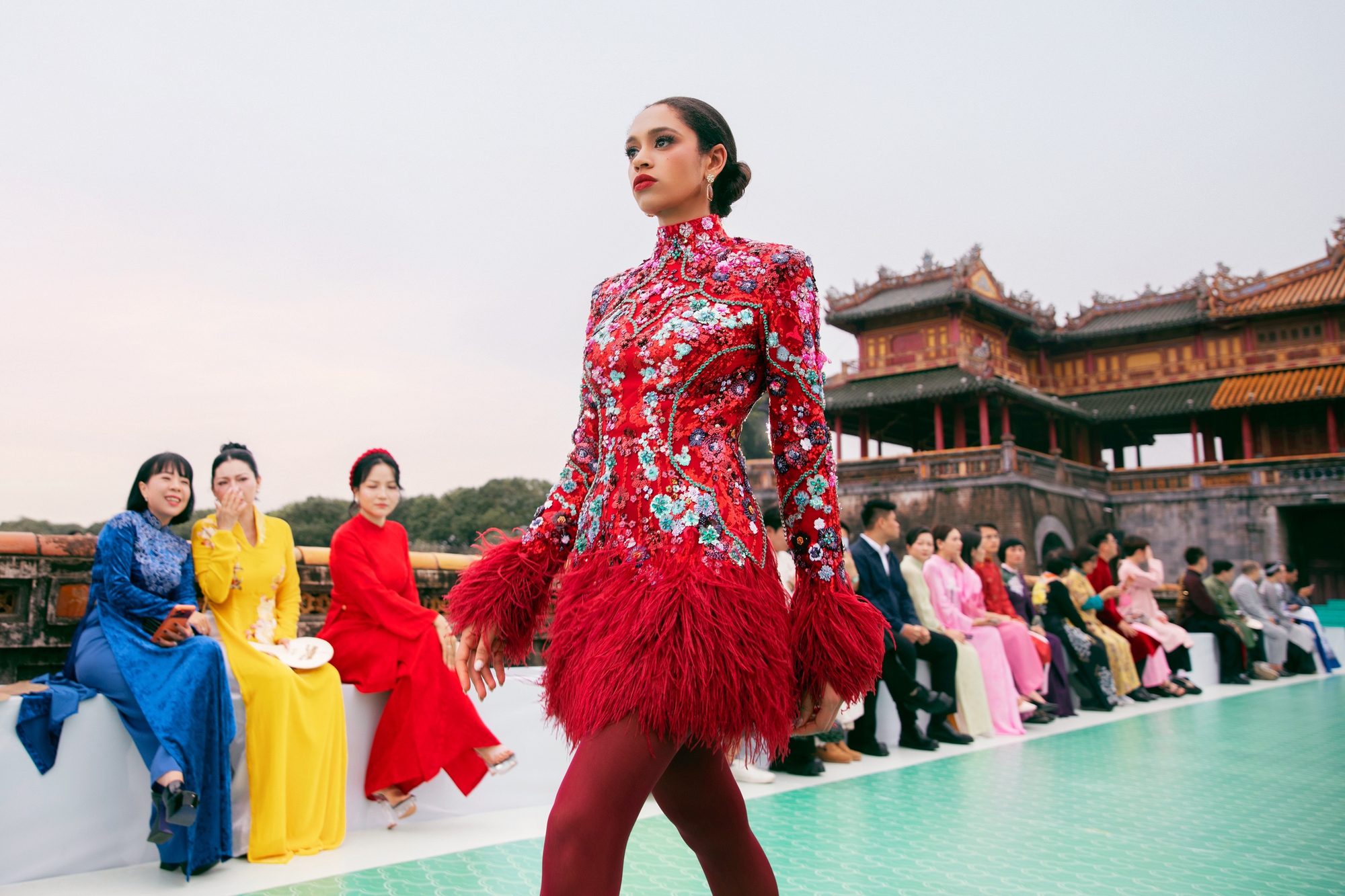 Show của NTK Lê Thanh Hòa tại Hoàng thành Huế: Khoảnh khắc ảo diệu chưa từng có tại show thời trang- Ảnh 12.