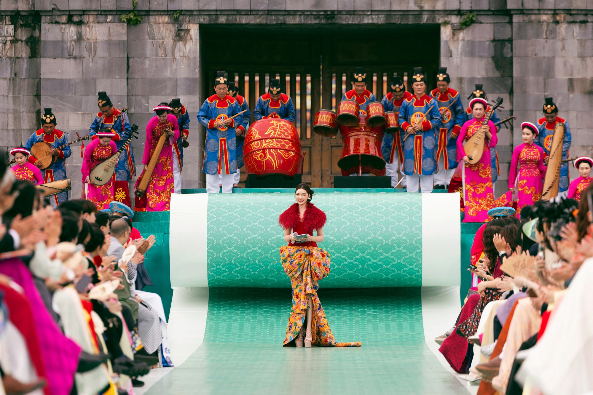 Show của NTK Lê Thanh Hòa tại Hoàng thành Huế: Khoảnh khắc ảo diệu chưa từng có tại show thời trang- Ảnh 3.