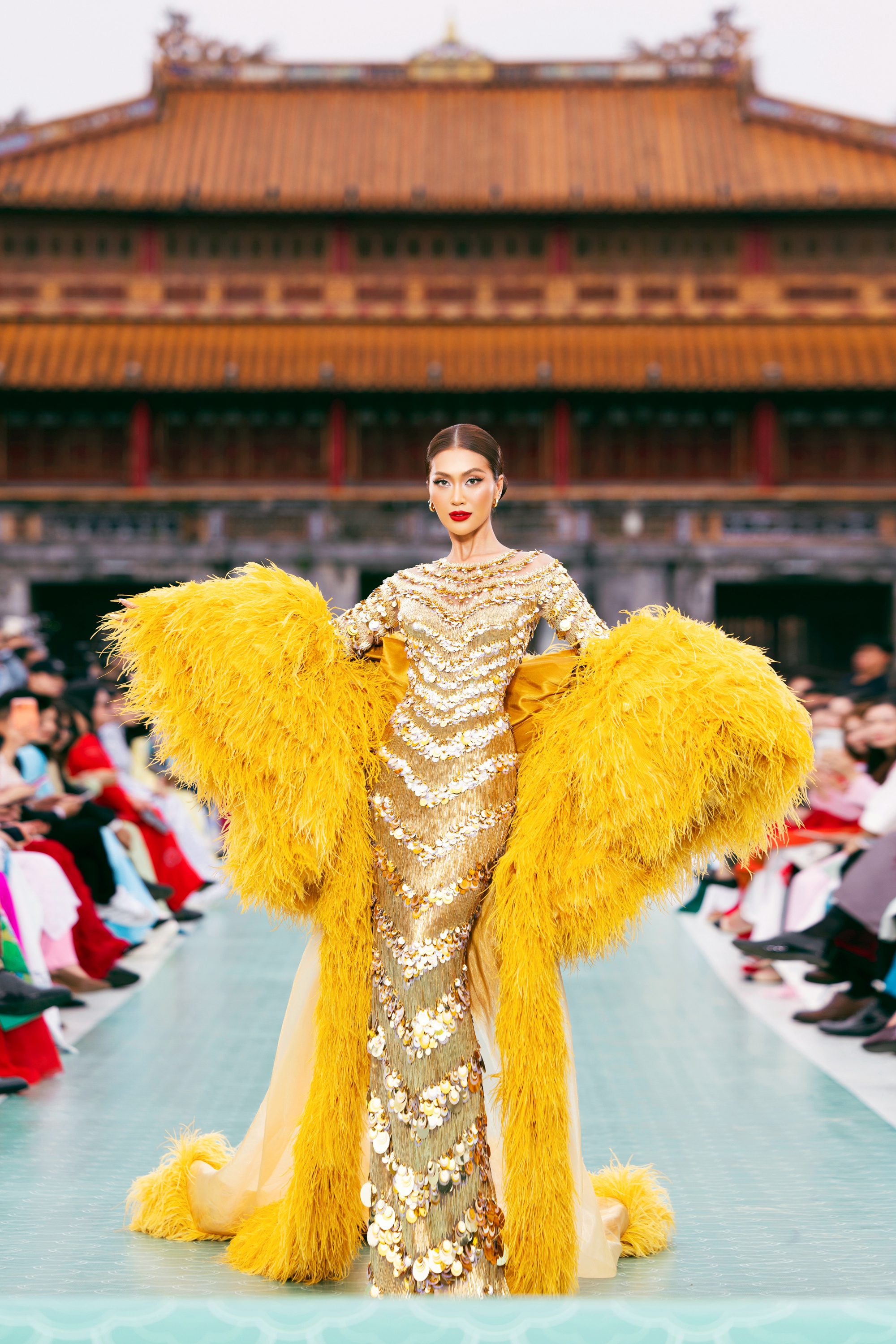 Show của NTK Lê Thanh Hòa tại Hoàng thành Huế: Khoảnh khắc ảo diệu chưa từng có tại show thời trang- Ảnh 4.