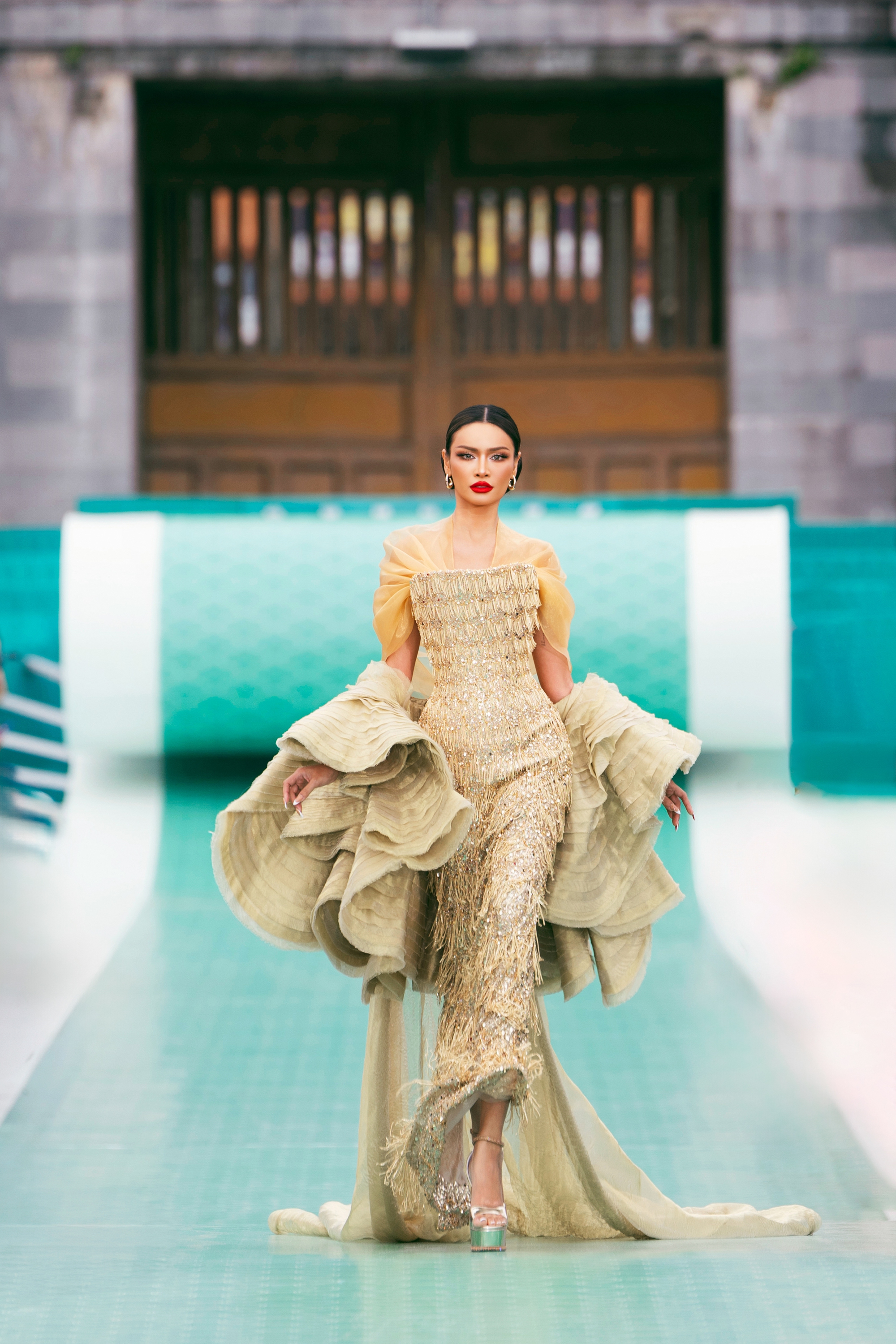 Show của NTK Lê Thanh Hòa tại Hoàng thành Huế: Khoảnh khắc ảo diệu chưa từng có tại show thời trang- Ảnh 5.