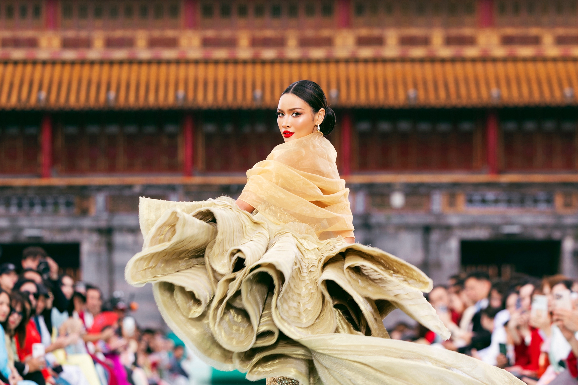 Show của NTK Lê Thanh Hòa tại Hoàng thành Huế: Khoảnh khắc ảo diệu chưa từng có tại show thời trang- Ảnh 6.