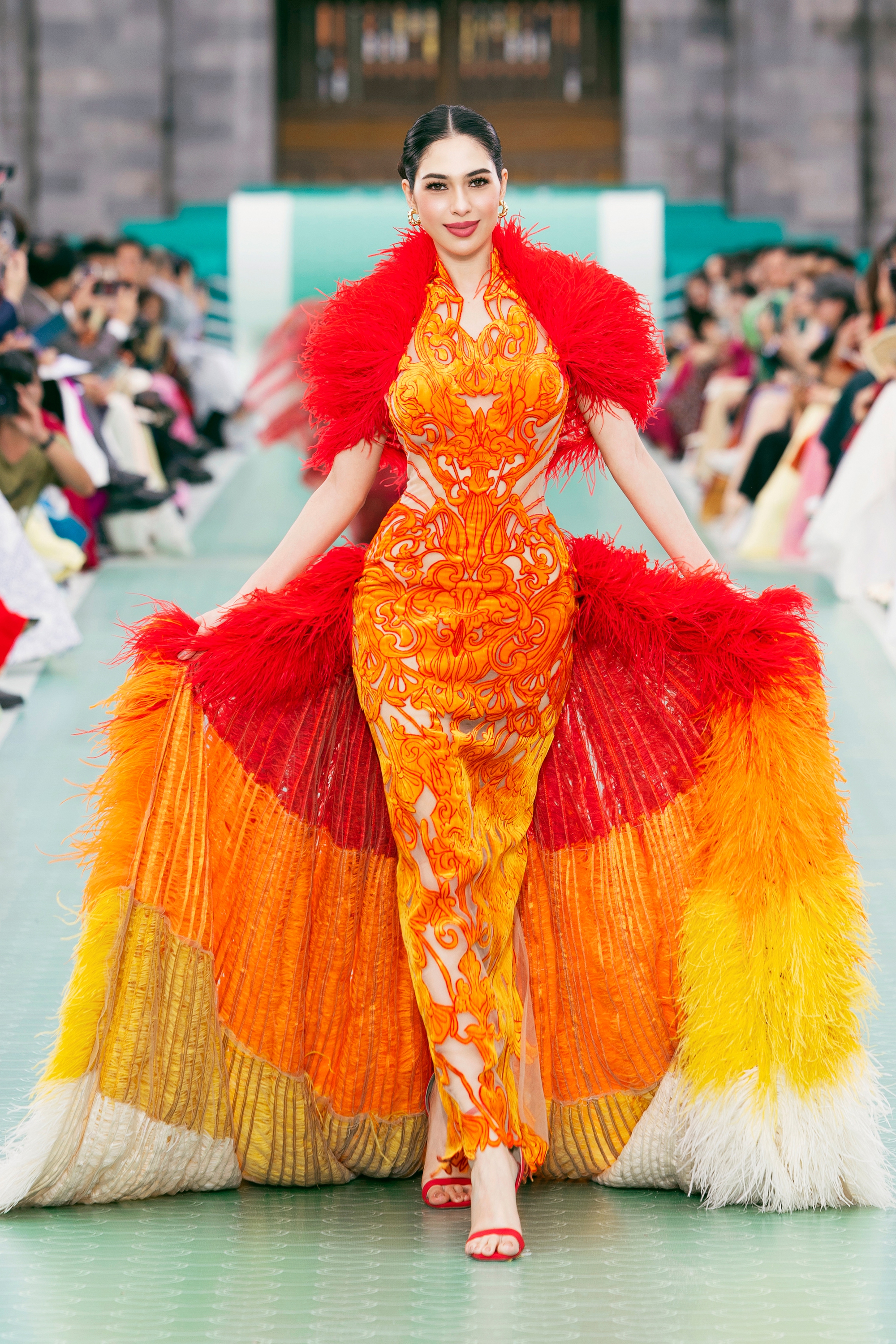 Show của NTK Lê Thanh Hòa tại Hoàng thành Huế: Khoảnh khắc ảo diệu chưa từng có tại show thời trang- Ảnh 7.