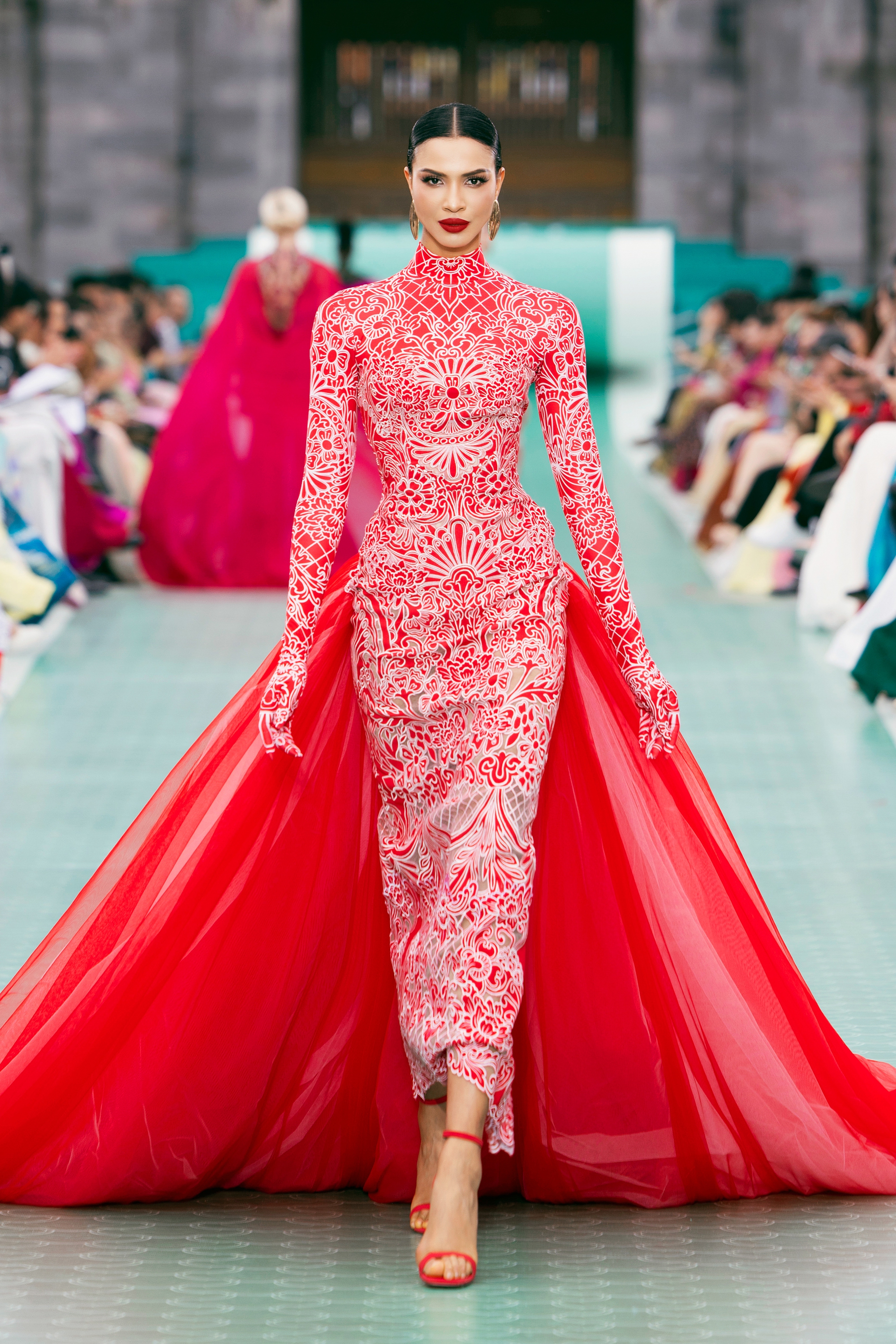 Show của NTK Lê Thanh Hòa tại Hoàng thành Huế: Khoảnh khắc ảo diệu chưa từng có tại show thời trang- Ảnh 9.