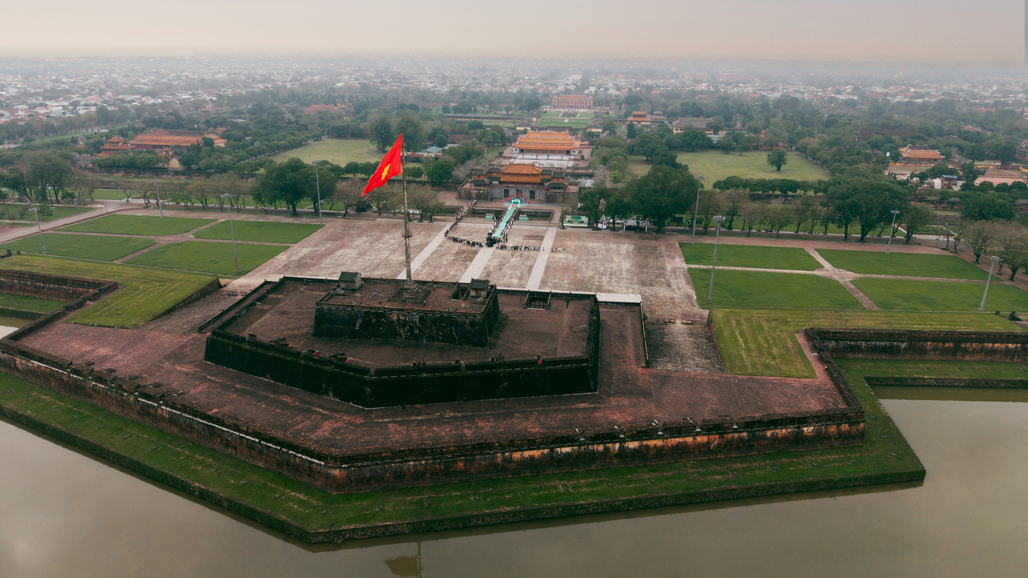 Show của NTK Lê Thanh Hòa tại Hoàng thành Huế: Khoảnh khắc ảo diệu chưa từng có tại show thời trang- Ảnh 2.