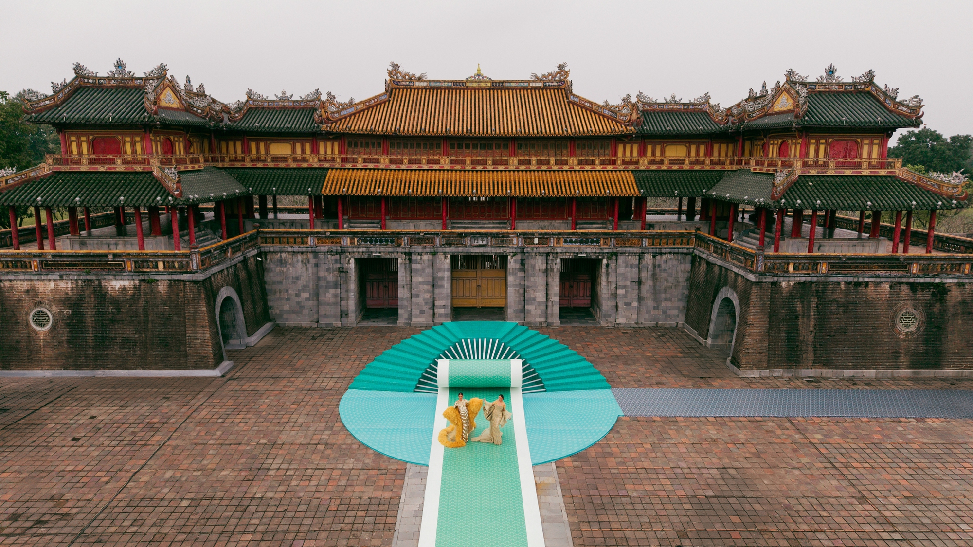 Show của NTK Lê Thanh Hòa tại Hoàng thành Huế: Khoảnh khắc ảo diệu chưa từng có tại show thời trang- Ảnh 1.