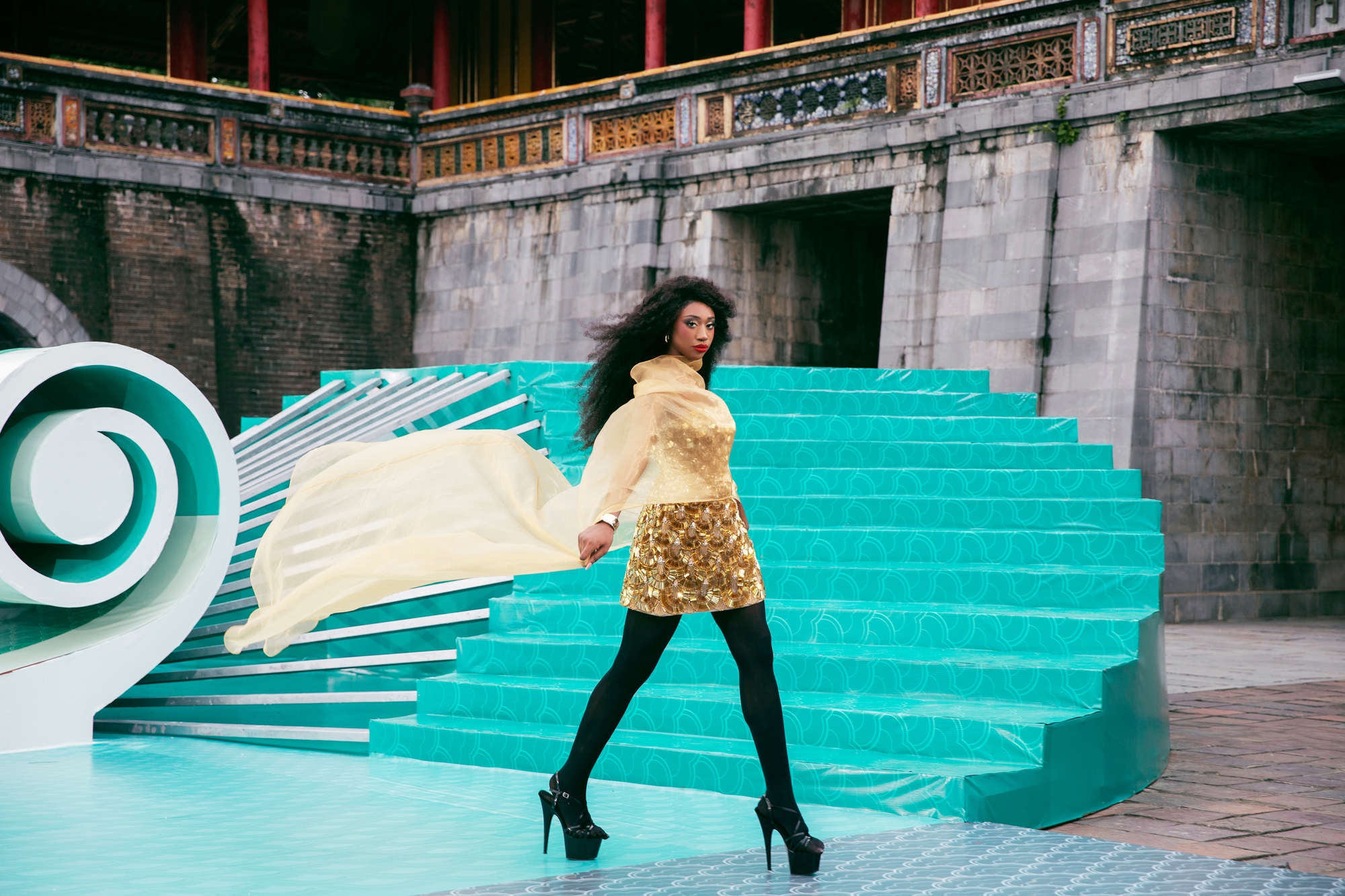 Show của NTK Lê Thanh Hòa tại Hoàng thành Huế: Khoảnh khắc ảo diệu chưa từng có tại show thời trang- Ảnh 14.