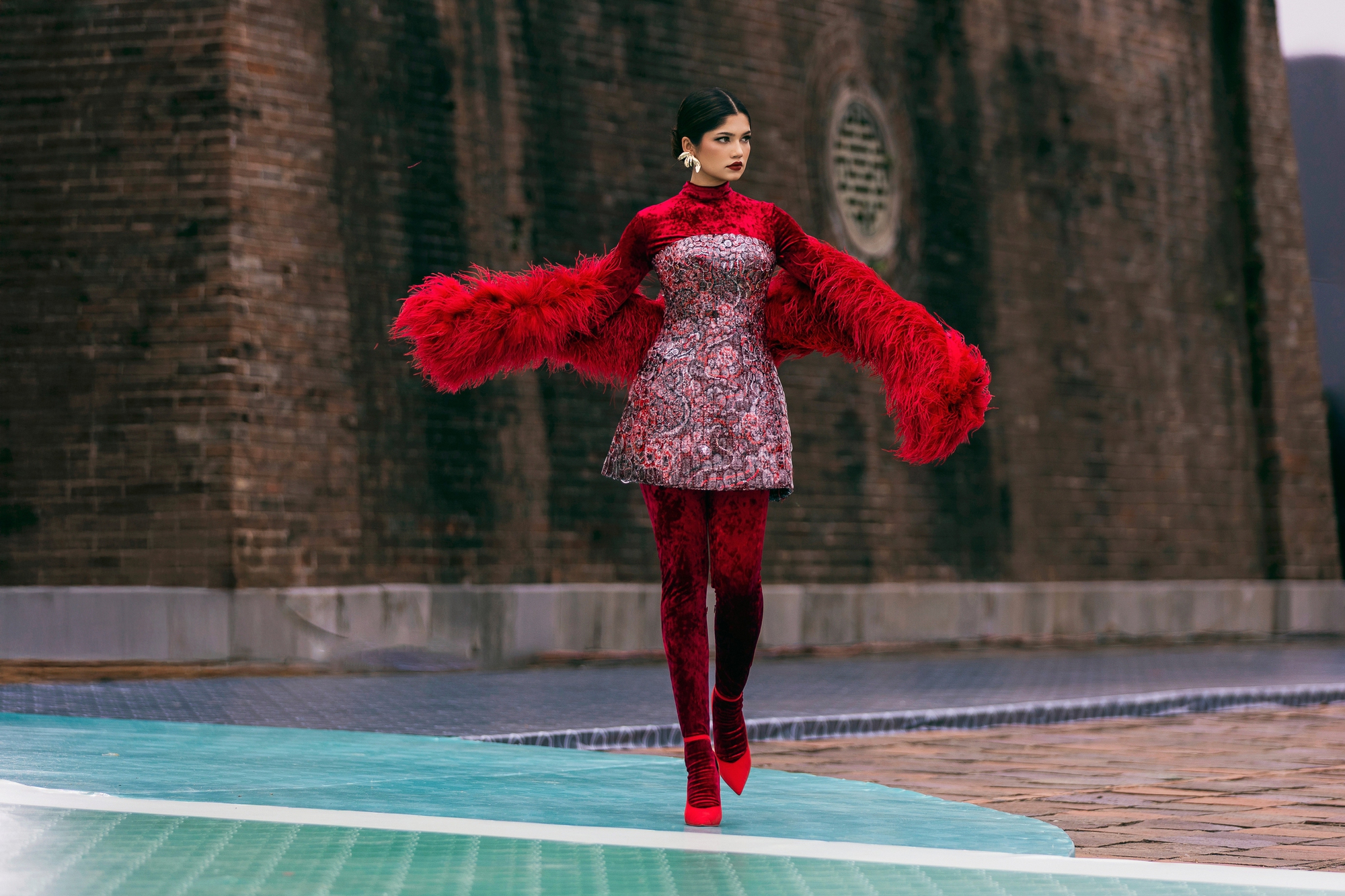 Show của NTK Lê Thanh Hòa tại Hoàng thành Huế: Khoảnh khắc ảo diệu chưa từng có tại show thời trang- Ảnh 15.