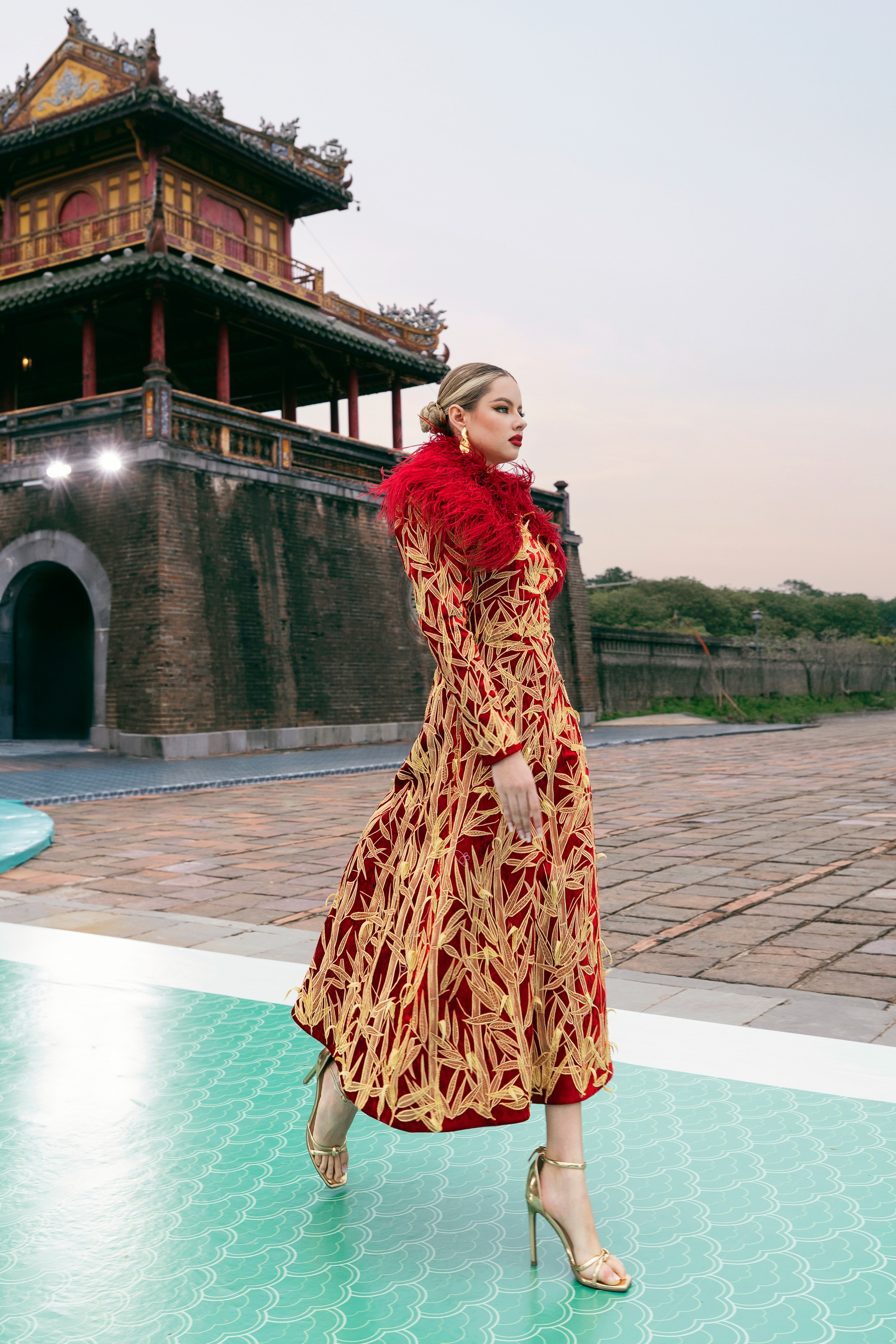 Show của NTK Lê Thanh Hòa tại Hoàng thành Huế: Khoảnh khắc ảo diệu chưa từng có tại show thời trang- Ảnh 19.