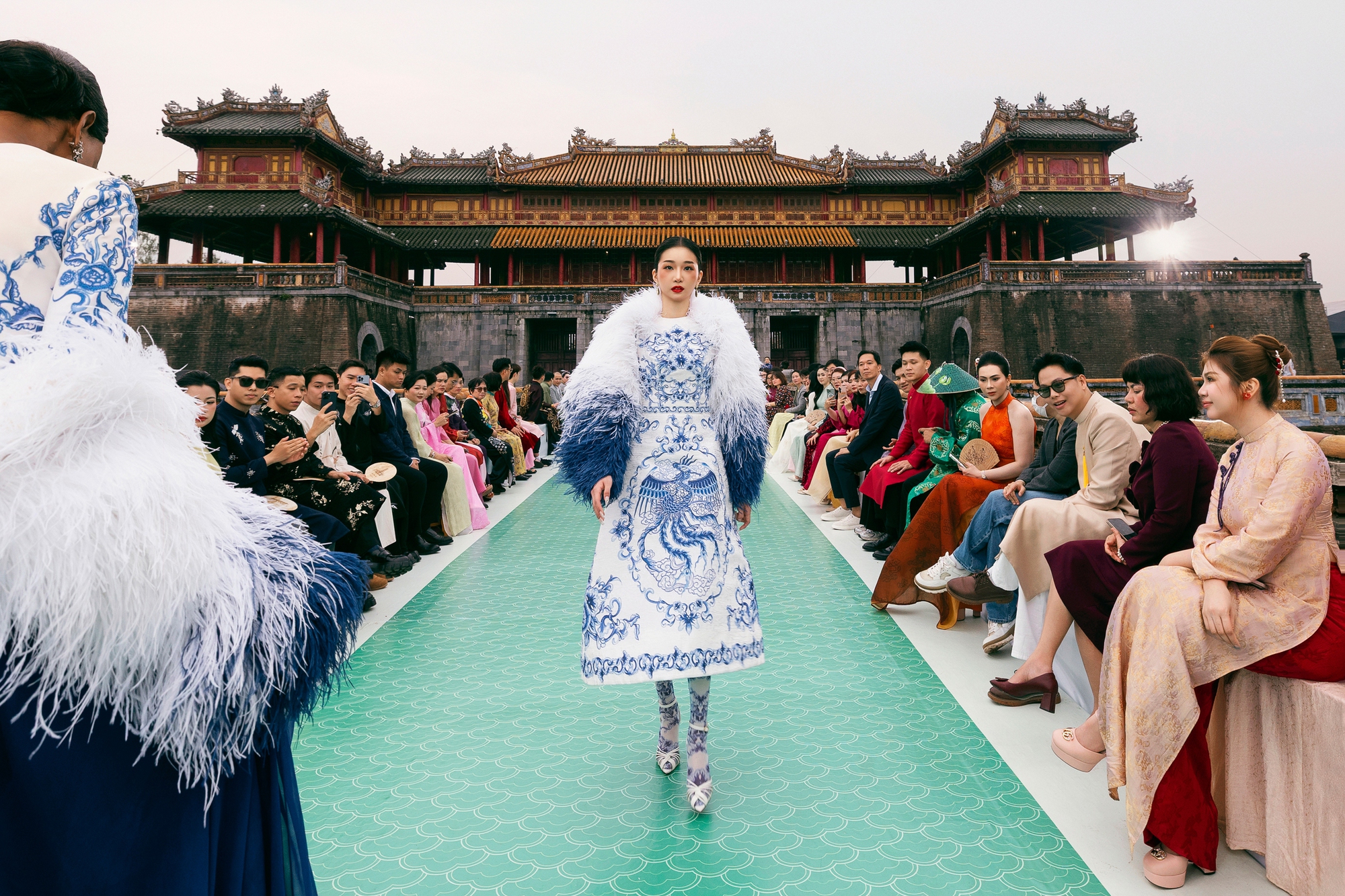 Show của NTK Lê Thanh Hòa tại Hoàng thành Huế: Khoảnh khắc ảo diệu chưa từng có tại show thời trang- Ảnh 17.