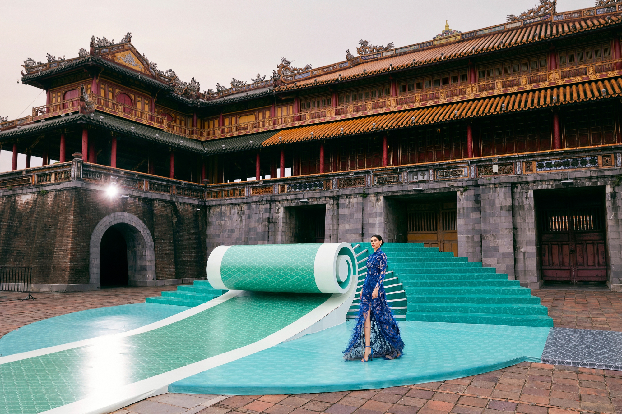 Show của NTK Lê Thanh Hòa tại Hoàng thành Huế: Khoảnh khắc ảo diệu chưa từng có tại show thời trang- Ảnh 18.