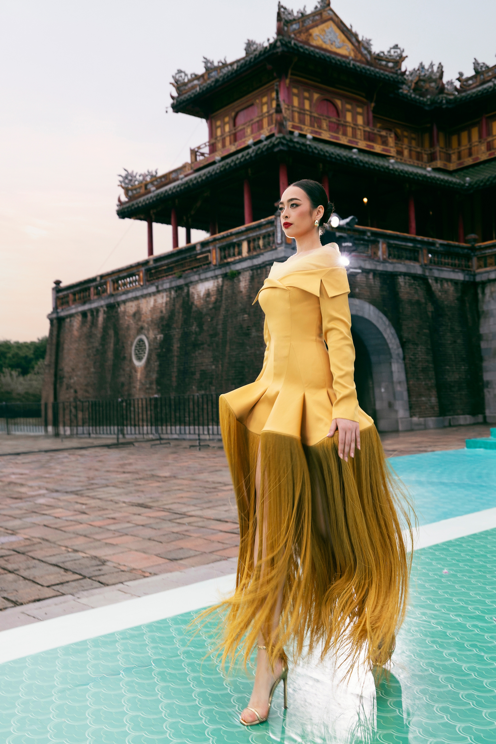 Show của NTK Lê Thanh Hòa tại Hoàng thành Huế: Khoảnh khắc ảo diệu chưa từng có tại show thời trang- Ảnh 20.