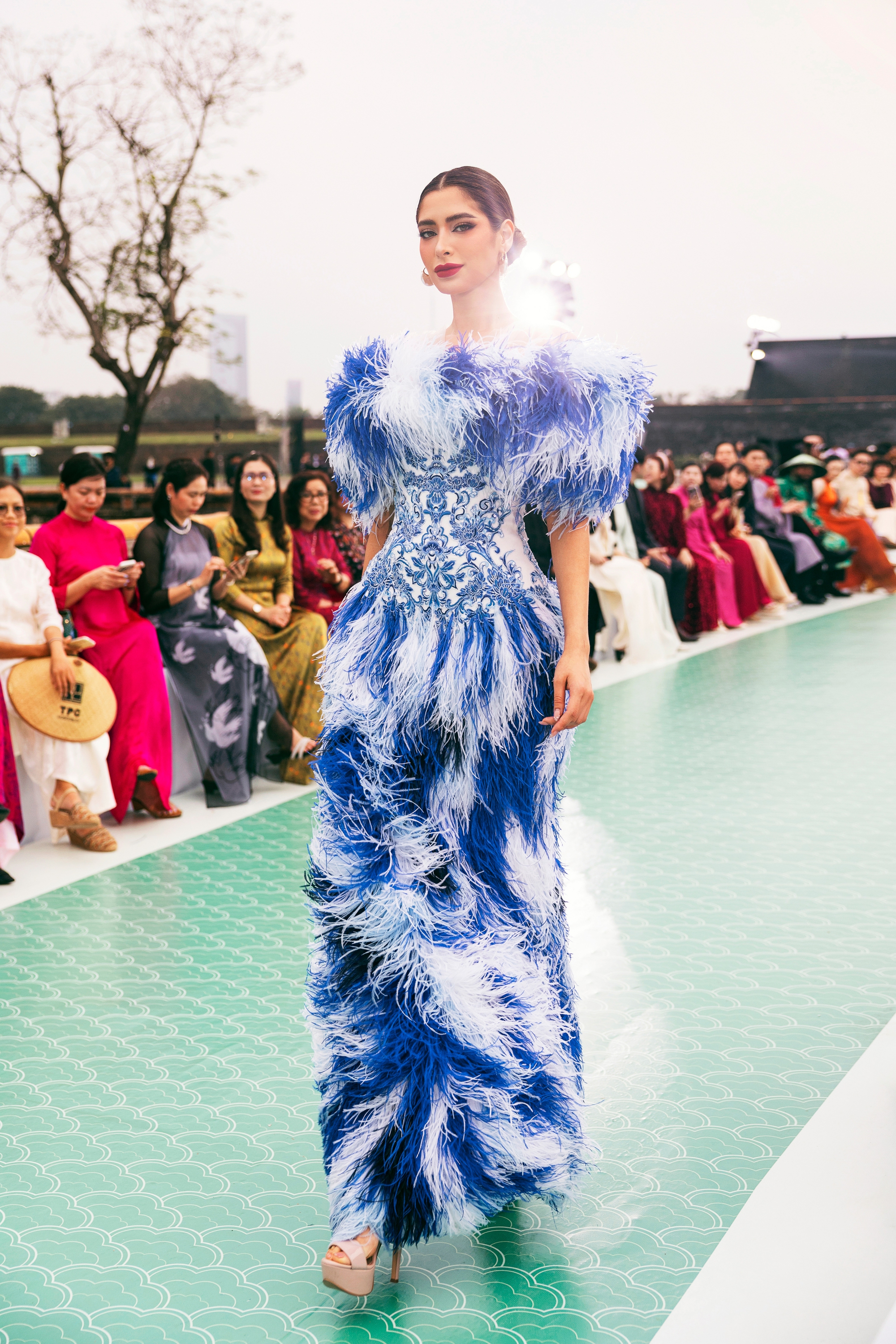 Show của NTK Lê Thanh Hòa tại Hoàng thành Huế: Khoảnh khắc ảo diệu chưa từng có tại show thời trang- Ảnh 21.