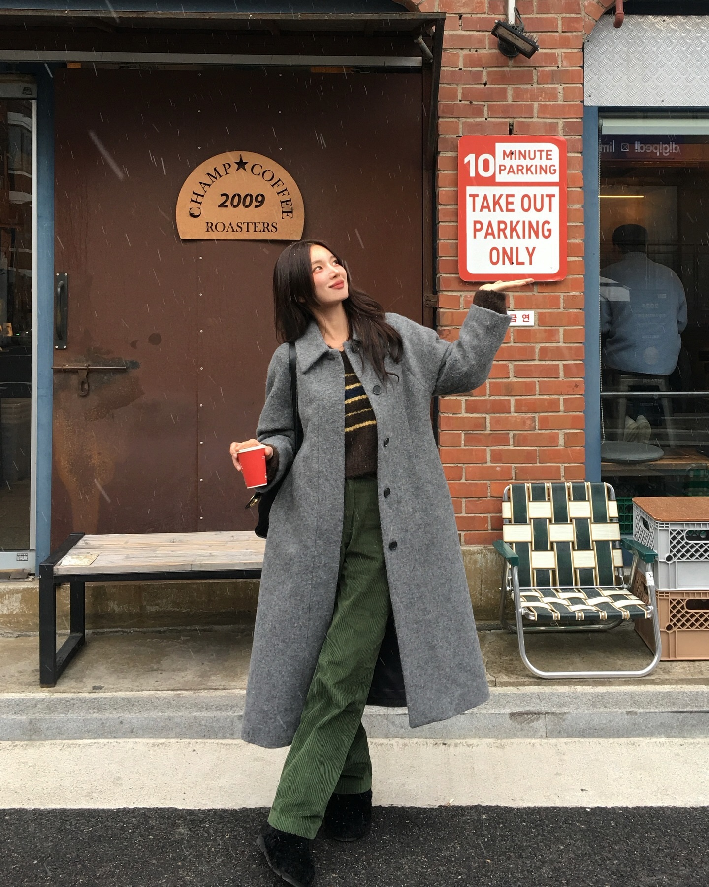 Quần tối màu tưởng dễ tính nhưng phải phối với 5 mẫu áo này mới là đẹp nhất- Ảnh 2. Quần tối màu tưởng dễ tính nhưng phải phối với 5 mẫu áo này mới là đẹp nhất- Ảnh 2.