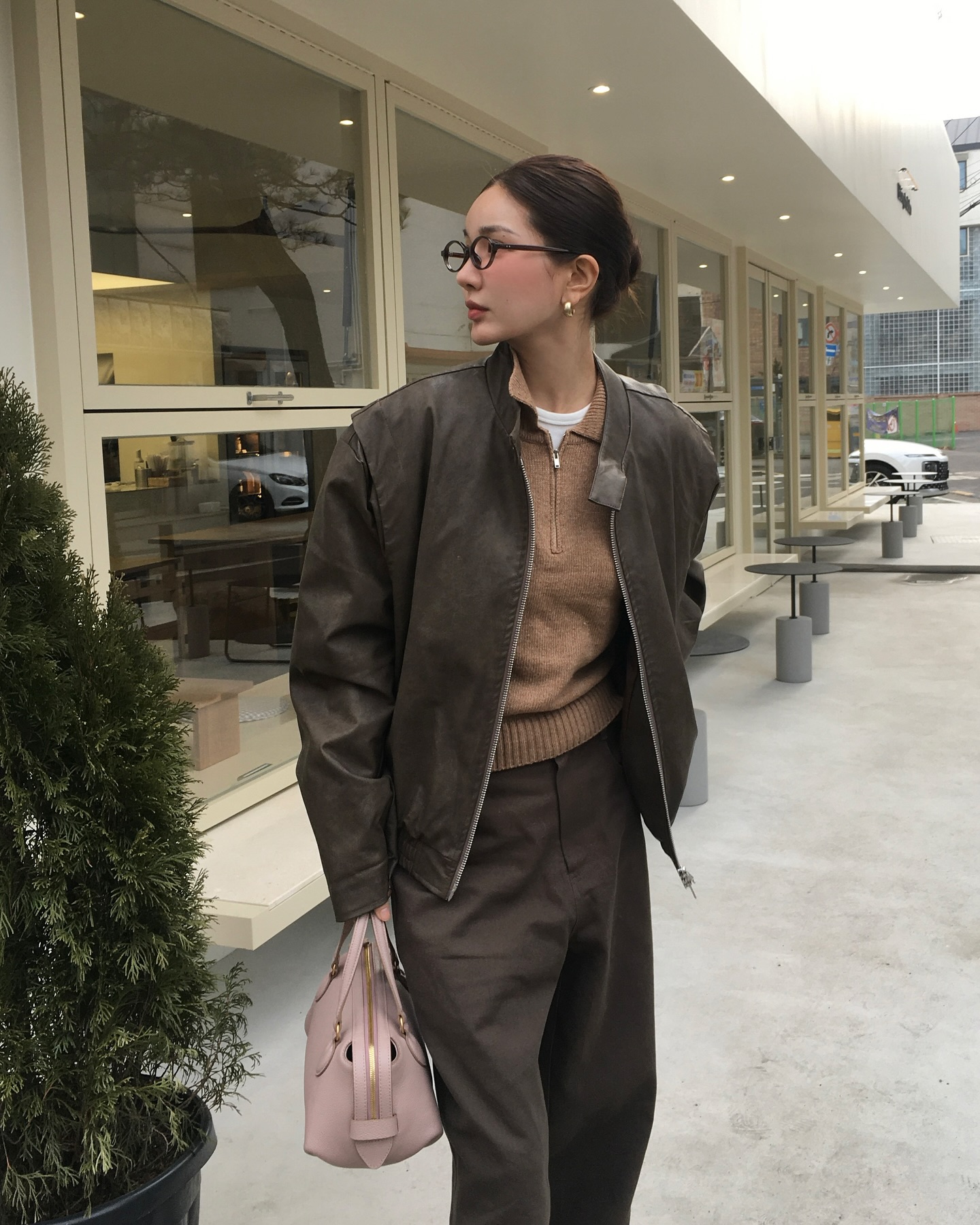 Quần tối màu tưởng dễ tính nhưng phải phối với 5 mẫu áo này mới là đẹp nhất- Ảnh 3. Quần tối màu tưởng dễ tính nhưng phải phối với 5 mẫu áo này mới là đẹp nhất- Ảnh 3.