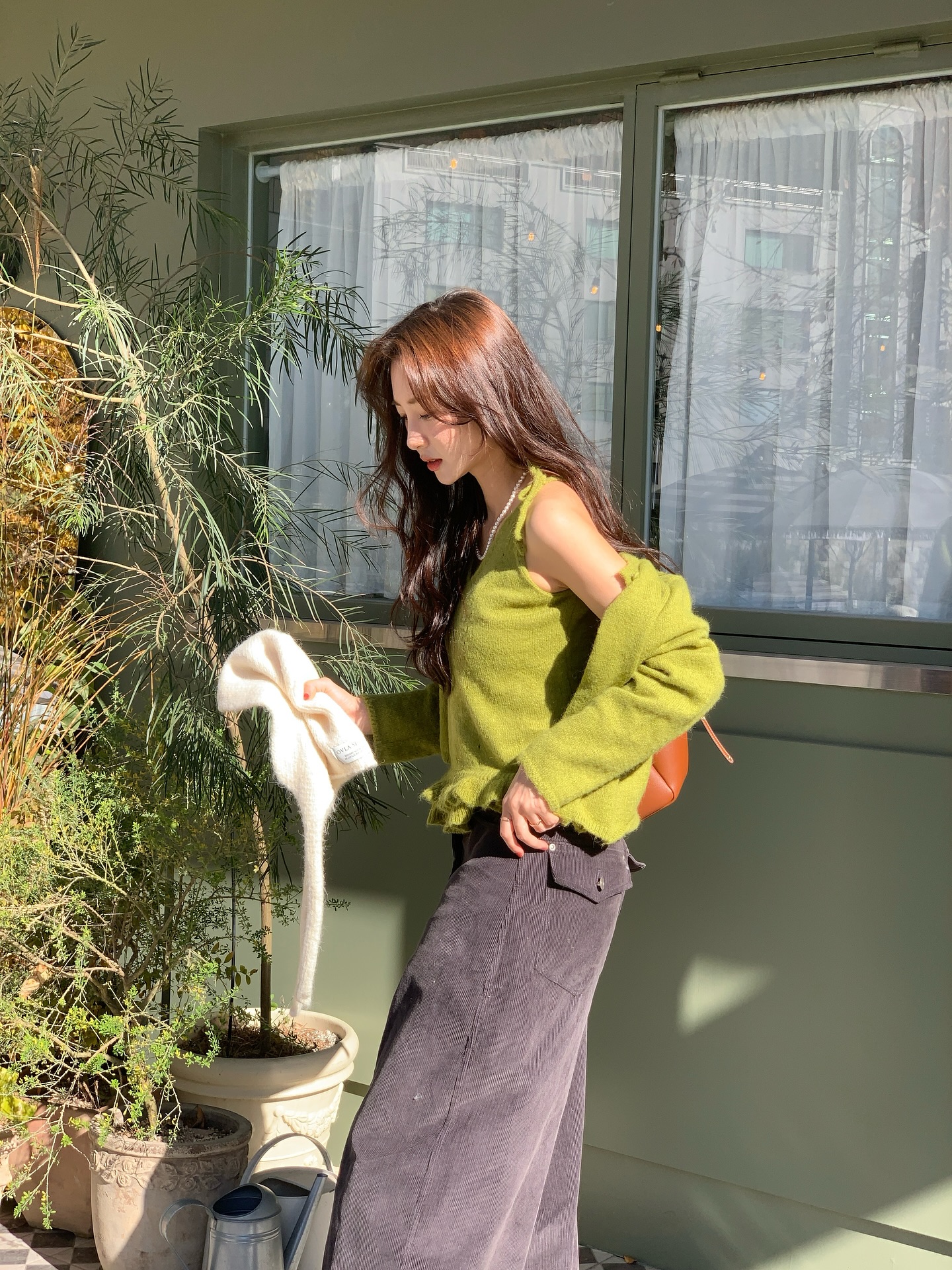 Quần tối màu tưởng dễ tính nhưng phải phối với 5 mẫu áo này mới là đẹp nhất- Ảnh 7. Quần tối màu tưởng dễ tính nhưng phải phối với 5 mẫu áo này mới là đẹp nhất- Ảnh 7.