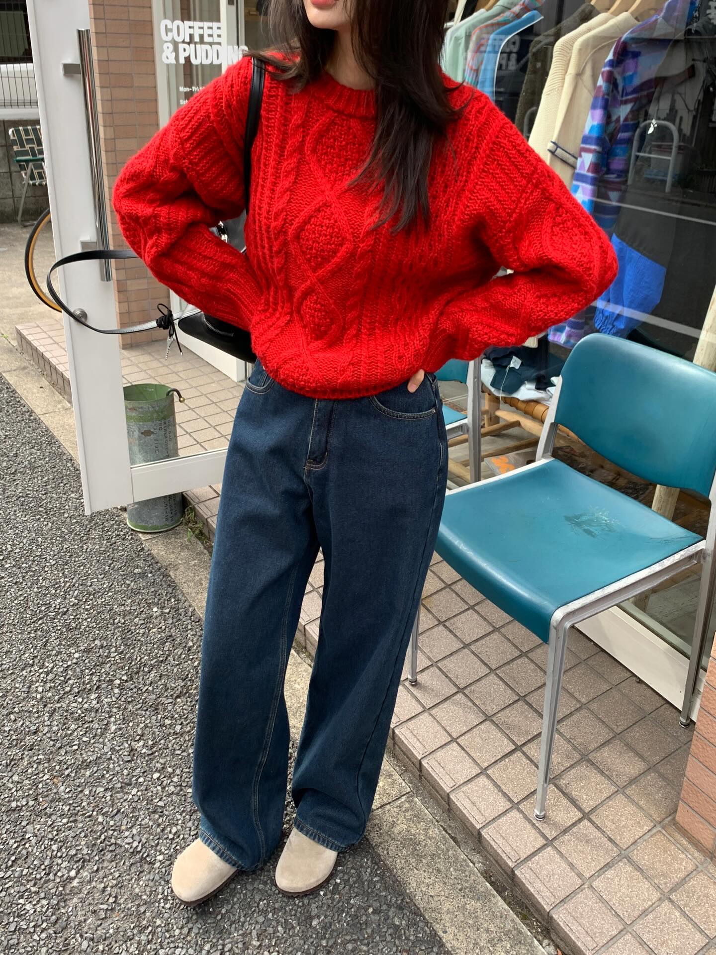 Quần tối màu tưởng dễ tính nhưng phải phối với 5 mẫu áo này mới là đẹp nhất- Ảnh 8. Quần tối màu tưởng dễ tính nhưng phải phối với 5 mẫu áo này mới là đẹp nhất- Ảnh 8.