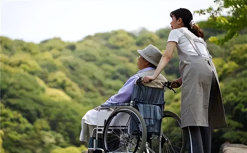 Giúp việc tối nào cũng thì thầm với bố chồng trong bếp, con dâu nghe lén liền chết sững vì đoạn đối thoại- Ảnh 2.