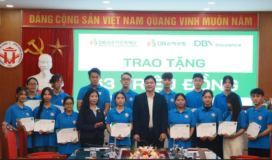 Quỹ Văn hóa DB Kim Jun Ki trao tặng học bổng cho học sinh hoàn cảnh khó khăn Trường Đại học Hùng Vương, Phú Thọ- Ảnh 1. Quỹ Văn hóa DB Kim Jun Ki trao tặng học bổng cho học sinh hoàn cảnh khó khăn Trường Đại học Hùng Vương, Phú Thọ- Ảnh 1.