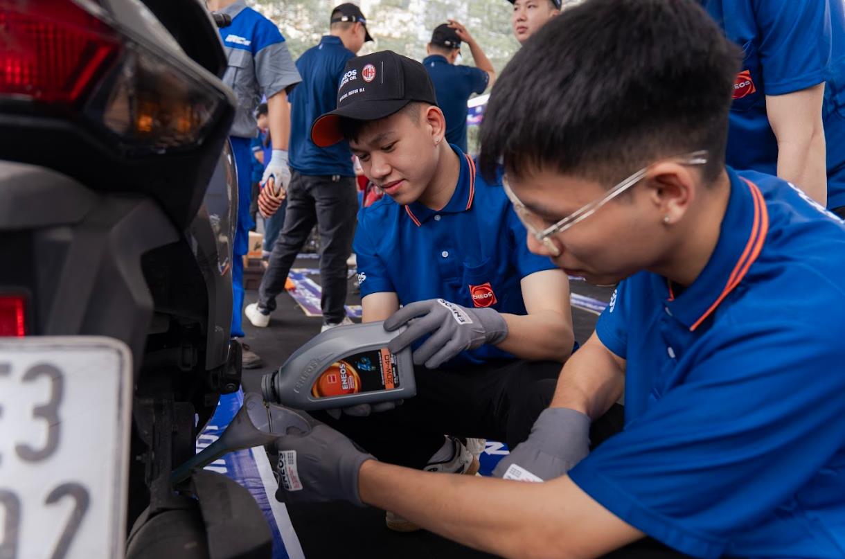 ENEOS thay nhớt miễn phí cho sinh viên Công nghệ Giao thông Vận tải trong Uni Care Day- Ảnh 1.