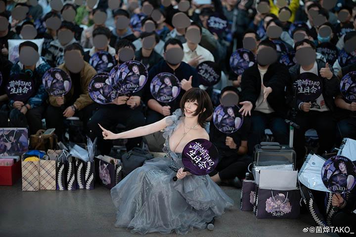 Coser “tier S” Trung Quốc tổ chức sinh nhật như đại minh tinh: Đón khách từ sáng nhưng ký tặng đến tận 12h đêm- Ảnh 4.