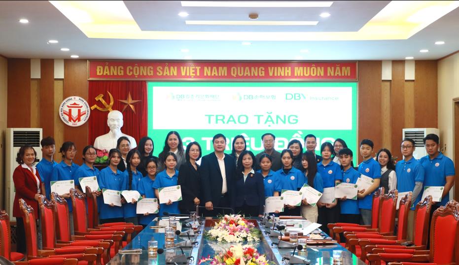 Quỹ Văn hóa DB Kim Jun Ki trao tặng học bổng cho học sinh hoàn cảnh khó khăn Trường Đại học Hùng Vương, Phú Thọ- Ảnh 3. Quỹ Văn hóa DB Kim Jun Ki trao tặng học bổng cho học sinh hoàn cảnh khó khăn Trường Đại học Hùng Vương, Phú Thọ- Ảnh 3.