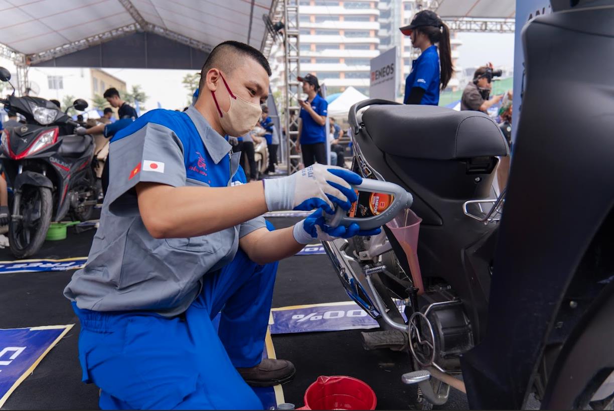 ENEOS thay nhớt miễn phí cho sinh viên Công nghệ Giao thông Vận tải trong Uni Care Day- Ảnh 3.
