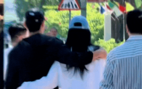 Hoa hậu Việt bị "tóm" hẹn hò trai trẻ, ôm ấp sát rạt không chút e dè- Ảnh 1.