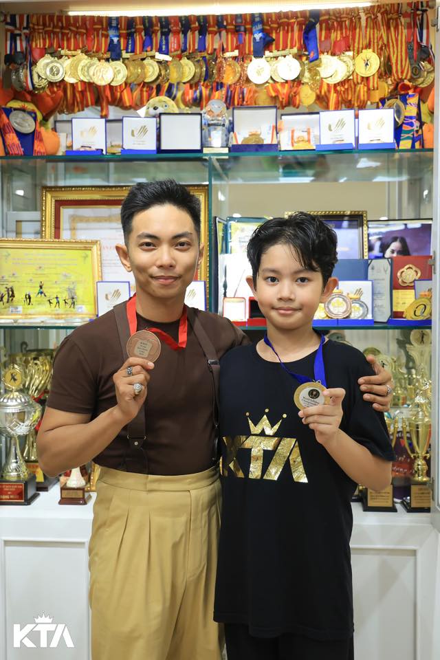 Phan Hiển khoe ảnh với con trai Kubi, tự nhận: "Nhìn không giống 2 cha con"- Ảnh 5.