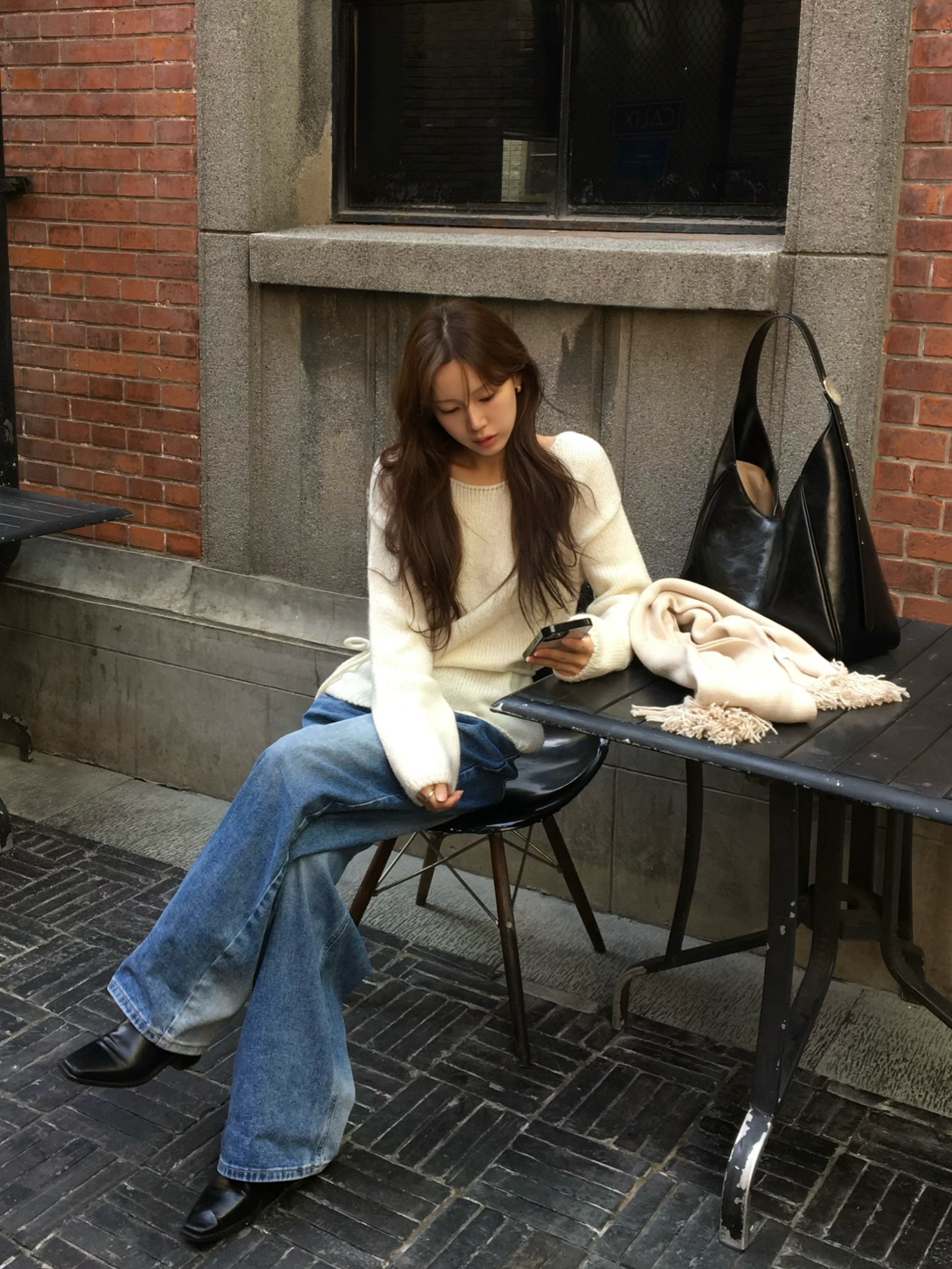 5 item phối với quần jeans giúp độ sang chảnh tăng thêm 10 lần- Ảnh 2. 5 item phối với quần jeans giúp độ sang chảnh tăng thêm 10 lần- Ảnh 2.