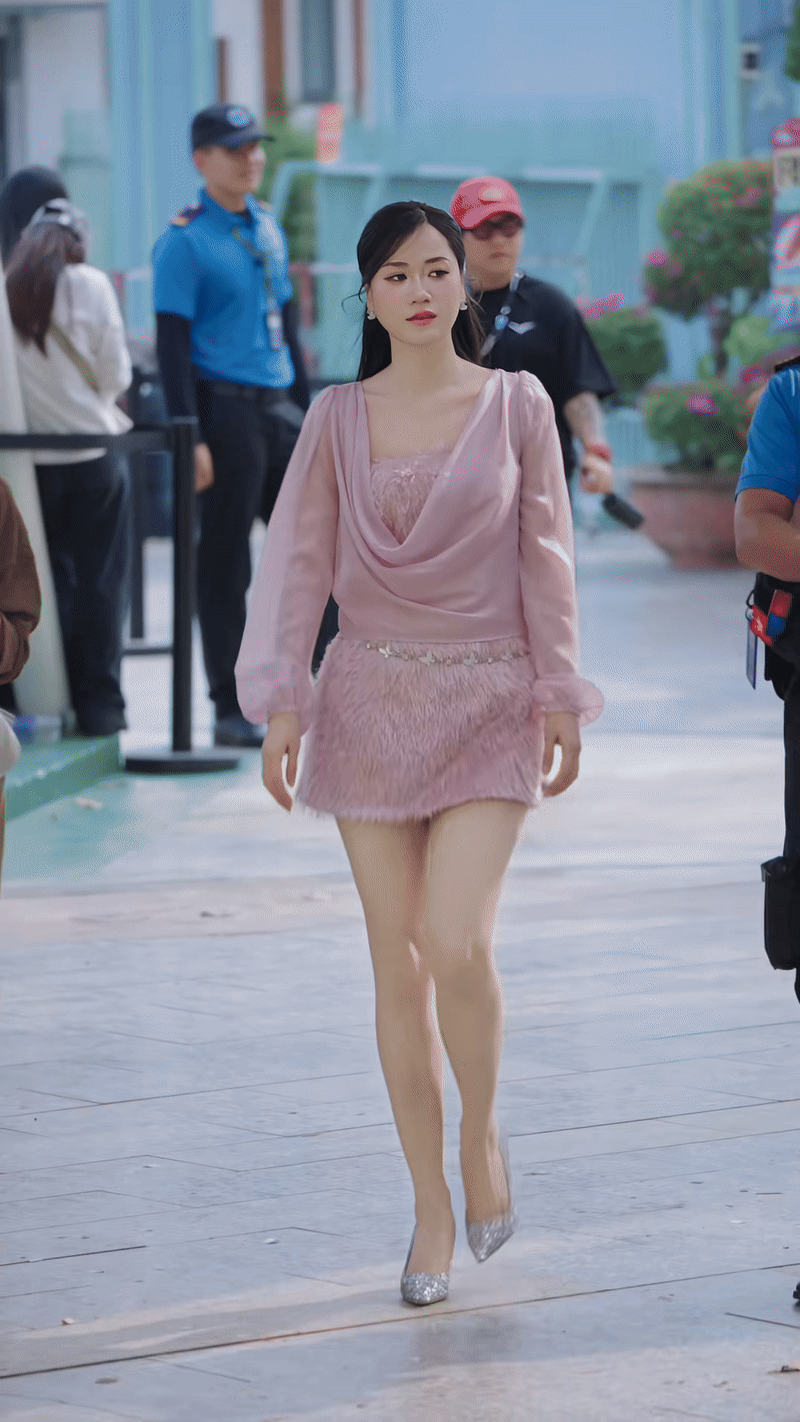 Lâm Vỹ Dạ lại trẻ măng, đôi chân hoá ra cũng thuộc hàng cực phẩm!- Ảnh 1.