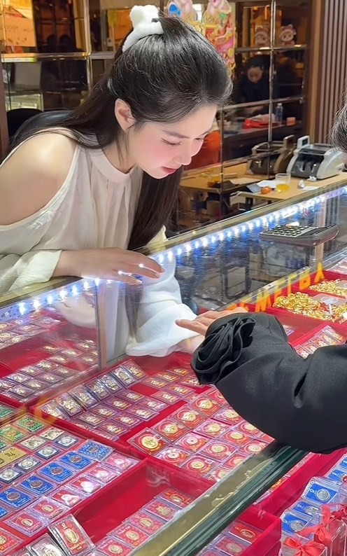 Bán sầu riêng có thiếu gia bán vàng vào "cua": Mỹ nhân Hà Nội cưới "cả nước" xem, giờ mở mắt là thấy vàng- Ảnh 7.