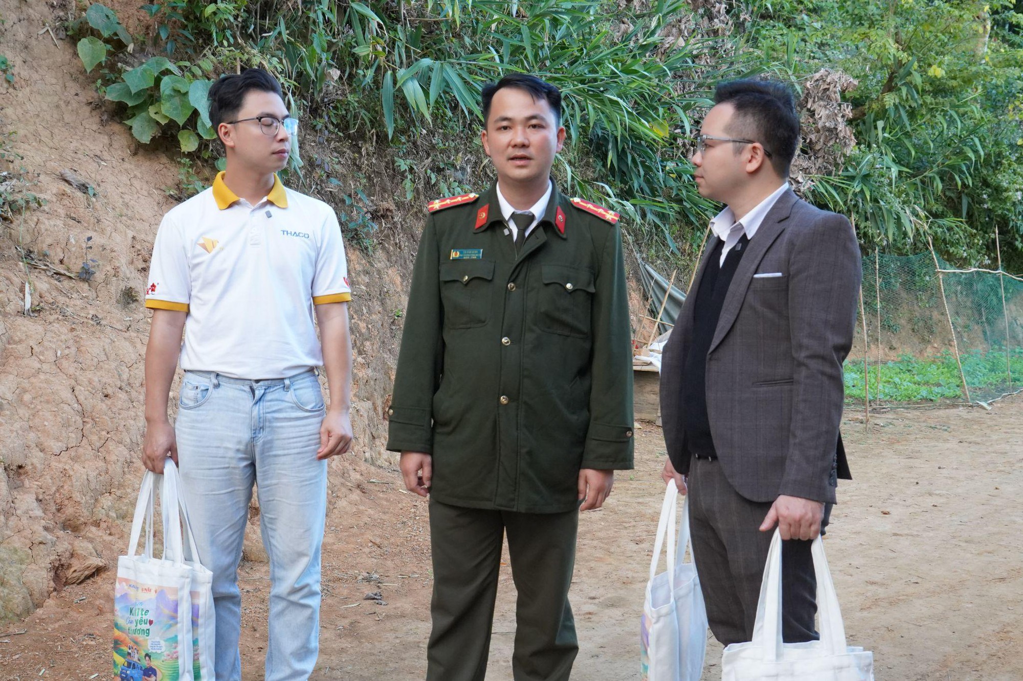 Đại úy Cà Văn Minh: "Cha nuôi" thầm lặng của 15 trẻ mồ côi ở vùng cao Điện Biên- Ảnh 1. Đại úy Cà Văn Minh: "Cha nuôi" thầm lặng của 15 trẻ mồ côi ở vùng cao Điện Biên- Ảnh 1.