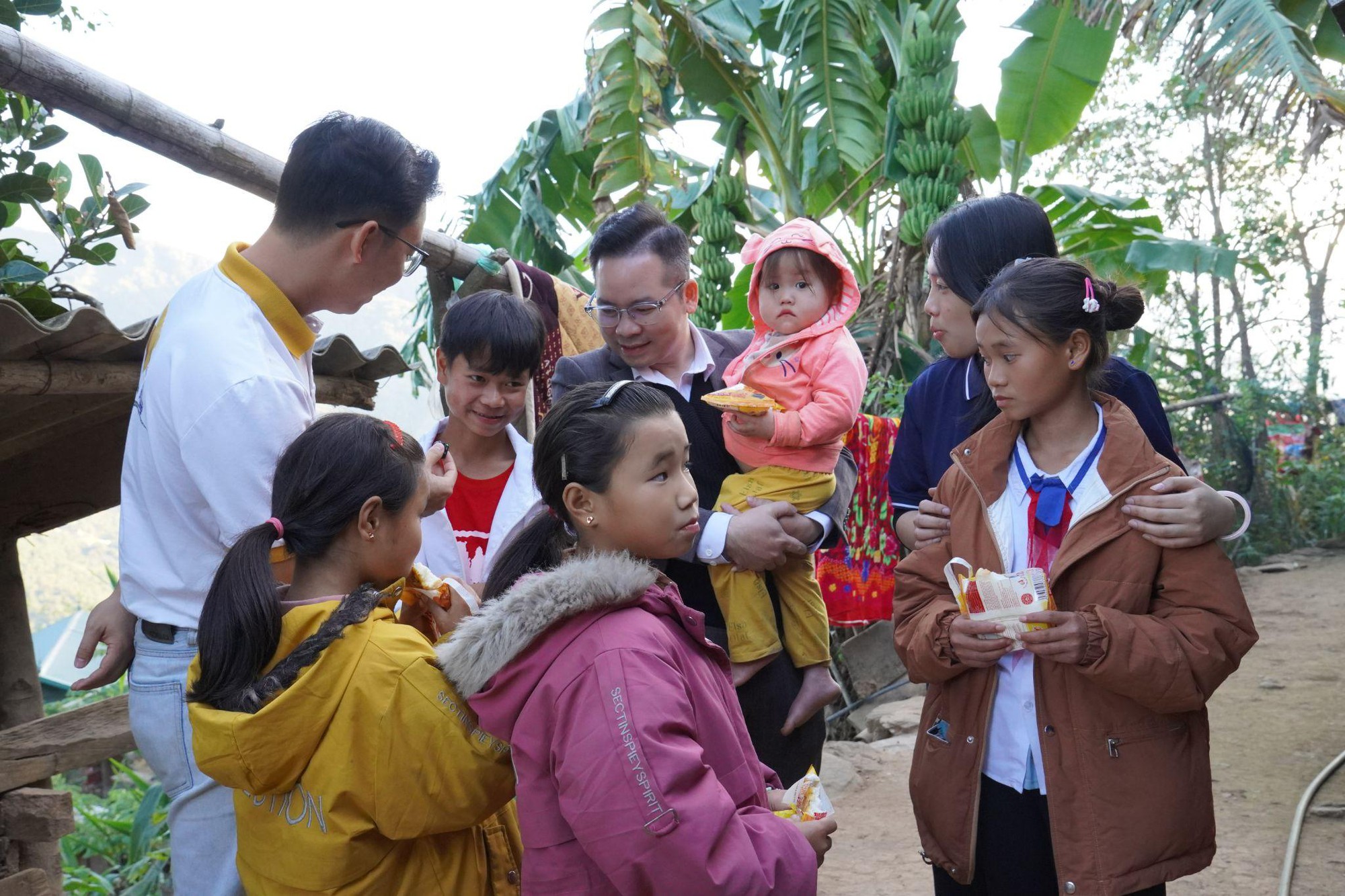 Đại úy Cà Văn Minh: "Cha nuôi" thầm lặng của 15 trẻ mồ côi ở vùng cao Điện Biên- Ảnh 2. Đại úy Cà Văn Minh: "Cha nuôi" thầm lặng của 15 trẻ mồ côi ở vùng cao Điện Biên- Ảnh 2.