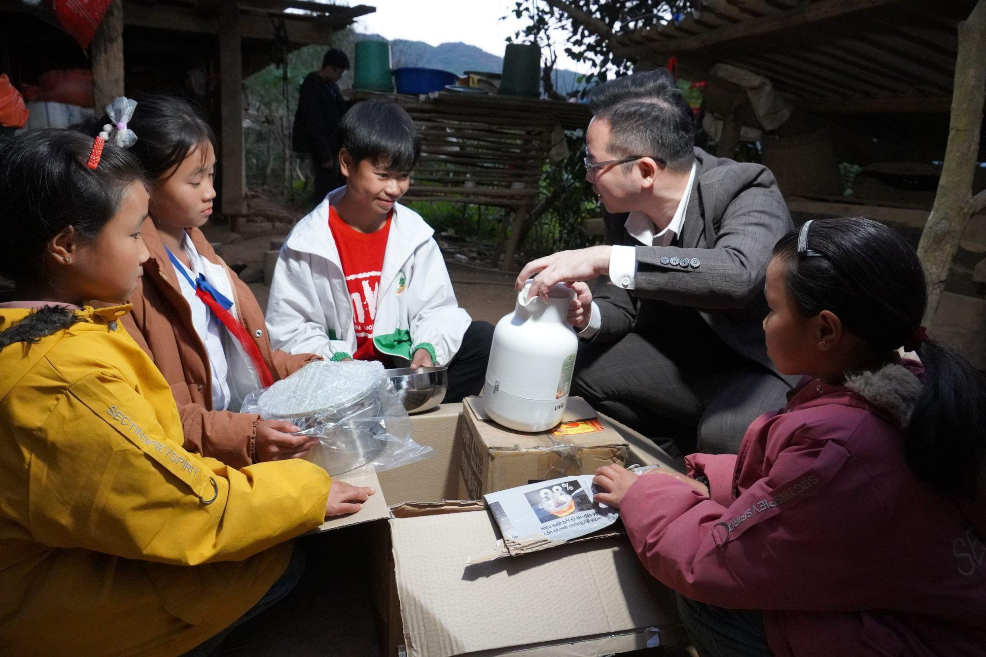 Đại úy Cà Văn Minh: "Cha nuôi" thầm lặng của 15 trẻ mồ côi ở vùng cao Điện Biên- Ảnh 3. Đại úy Cà Văn Minh: "Cha nuôi" thầm lặng của 15 trẻ mồ côi ở vùng cao Điện Biên- Ảnh 3.
